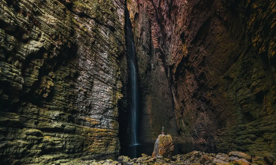 Cachoeira da Fumacinha, na Bahia. Uma queda d'água alta e estreita, caindo no meio de dois paredões de pedra